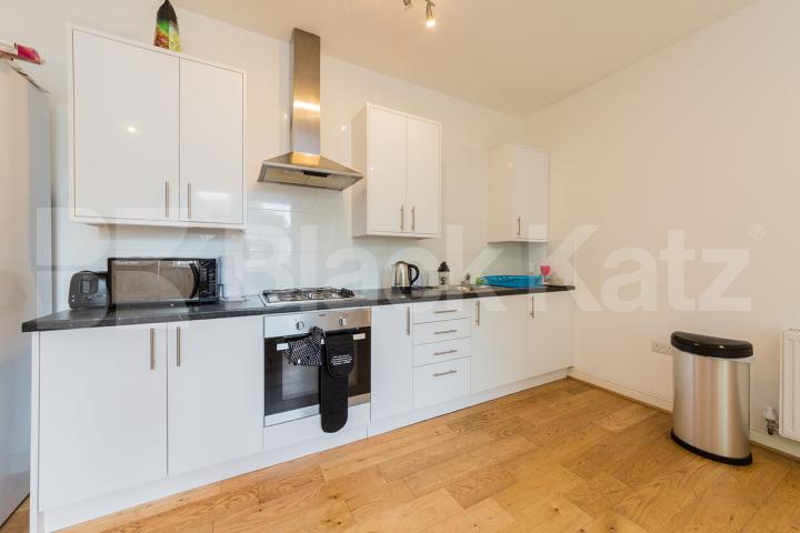 Bright and airy 3 bedroom property with a spacious lounge Hillmarton Road, Islington 